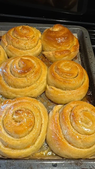Gyllen, spiralformet bakst på et stekebrett.