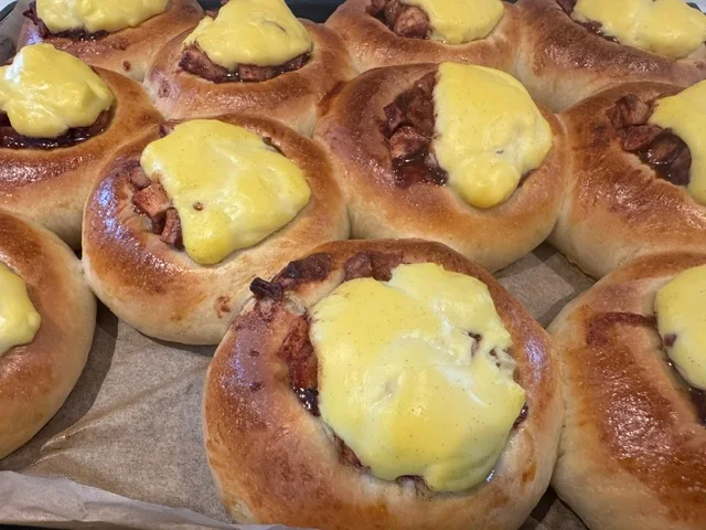Epleboller med gult fyll på et stekebrett.