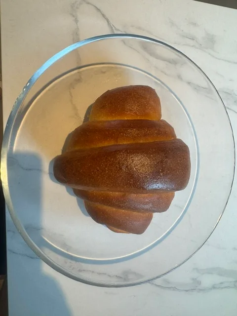 Et gyllent marsipanhorn på et glassfat.