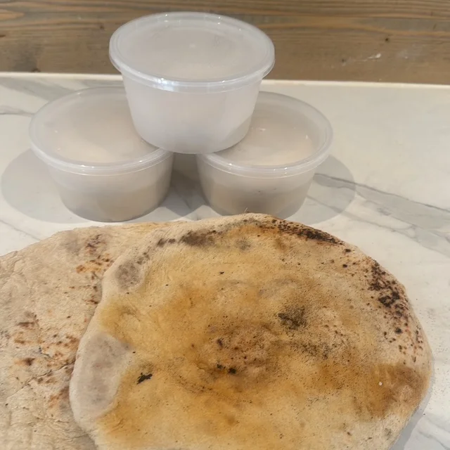 Bokser med pizzadeig og en ferdigstekt pizzabunn.
