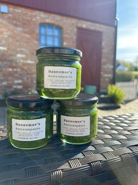 Glass med grønn ramsløkpesto fra Hannemors.